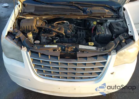 2009 Chrysler Town & Country Lx from USA, damaged, VIN 2A8HR44E09R502931